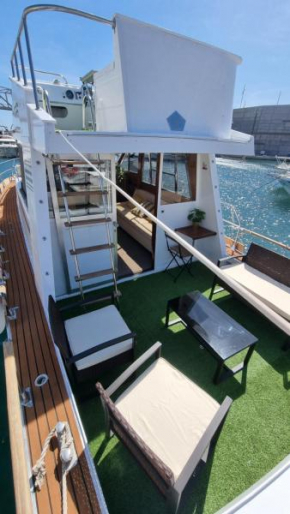 Charming boat house in Barcelona with big terrace and solarium